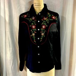 Vintage western retro cowgirl shirt has embroidered & beaded flowers pearl snaps
